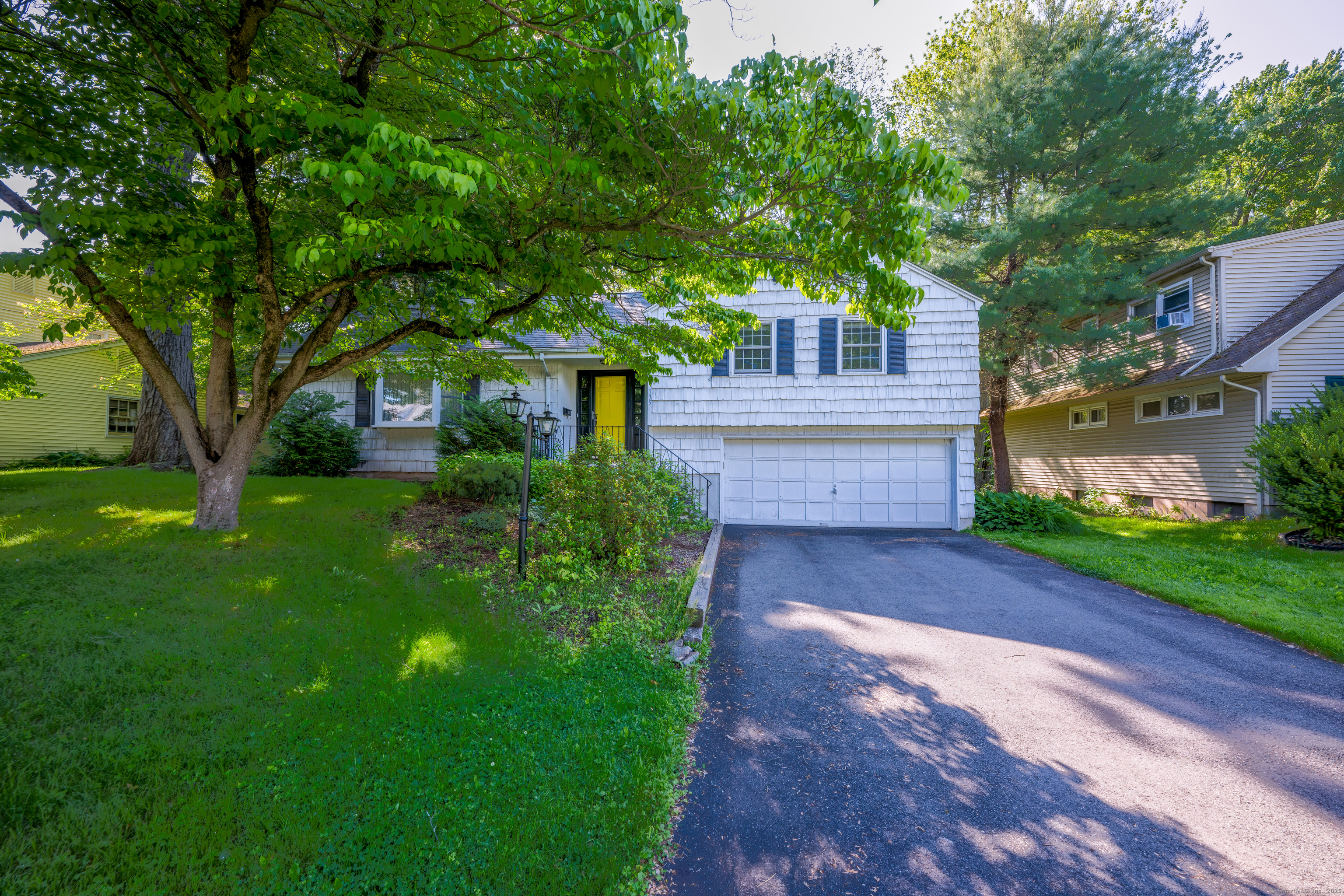 Brookside Road, Newington, Connecticut - 2 Bedrooms  
2 Bathrooms  
5 Rooms - 