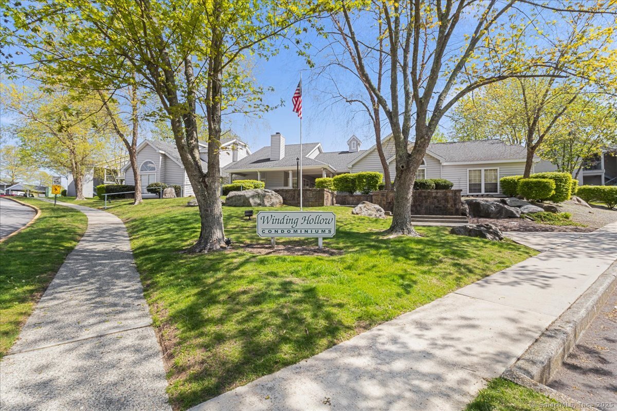 Crown Knoll Court Apt 117, Groton, Connecticut - 1 Bedrooms  
1 Bathrooms  
3 Rooms - 
