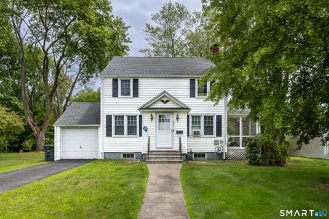 Photo of 810 Huntington Turnpike, Bridgeport, CT 06610 (MLS # 24197126)