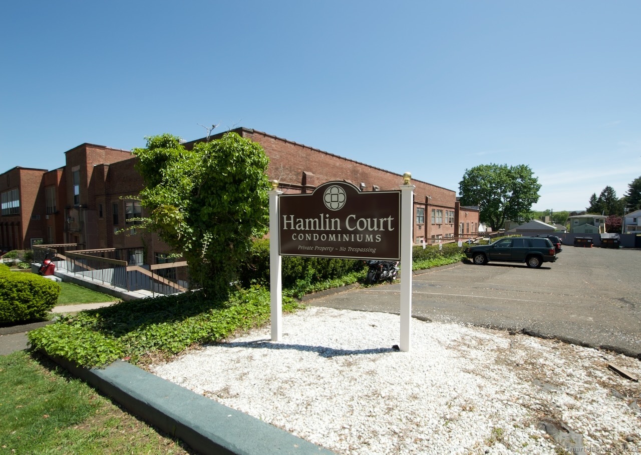 College Street 11, Middletown, Connecticut - 2 Bedrooms  
2 Bathrooms  
5 Rooms - 
