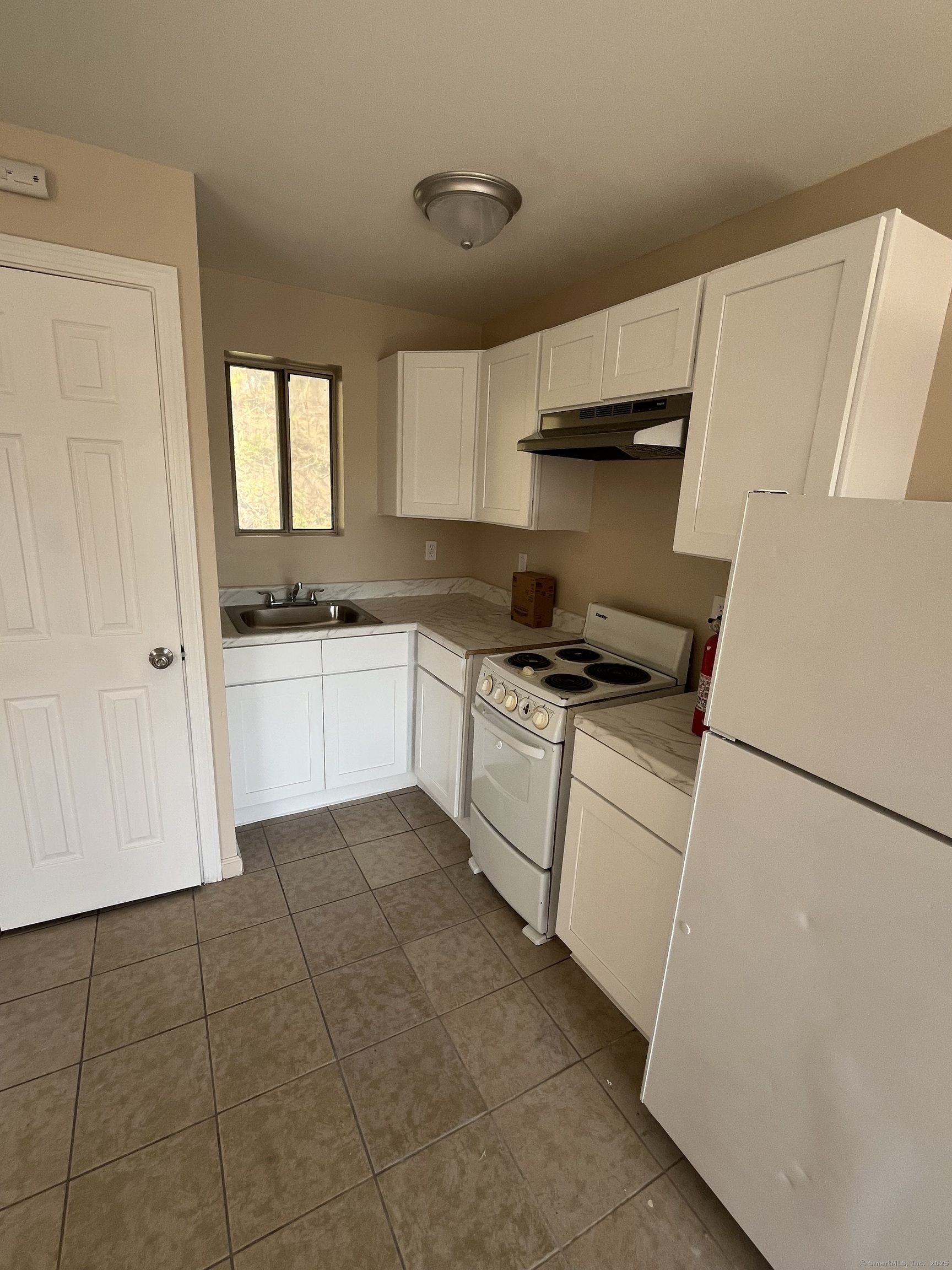 Rental Property at Warwick Street Apt 6, New Haven, Connecticut - Bedrooms: 1 
Bathrooms: 1 
Rooms: 1  - $1,200 MO.
