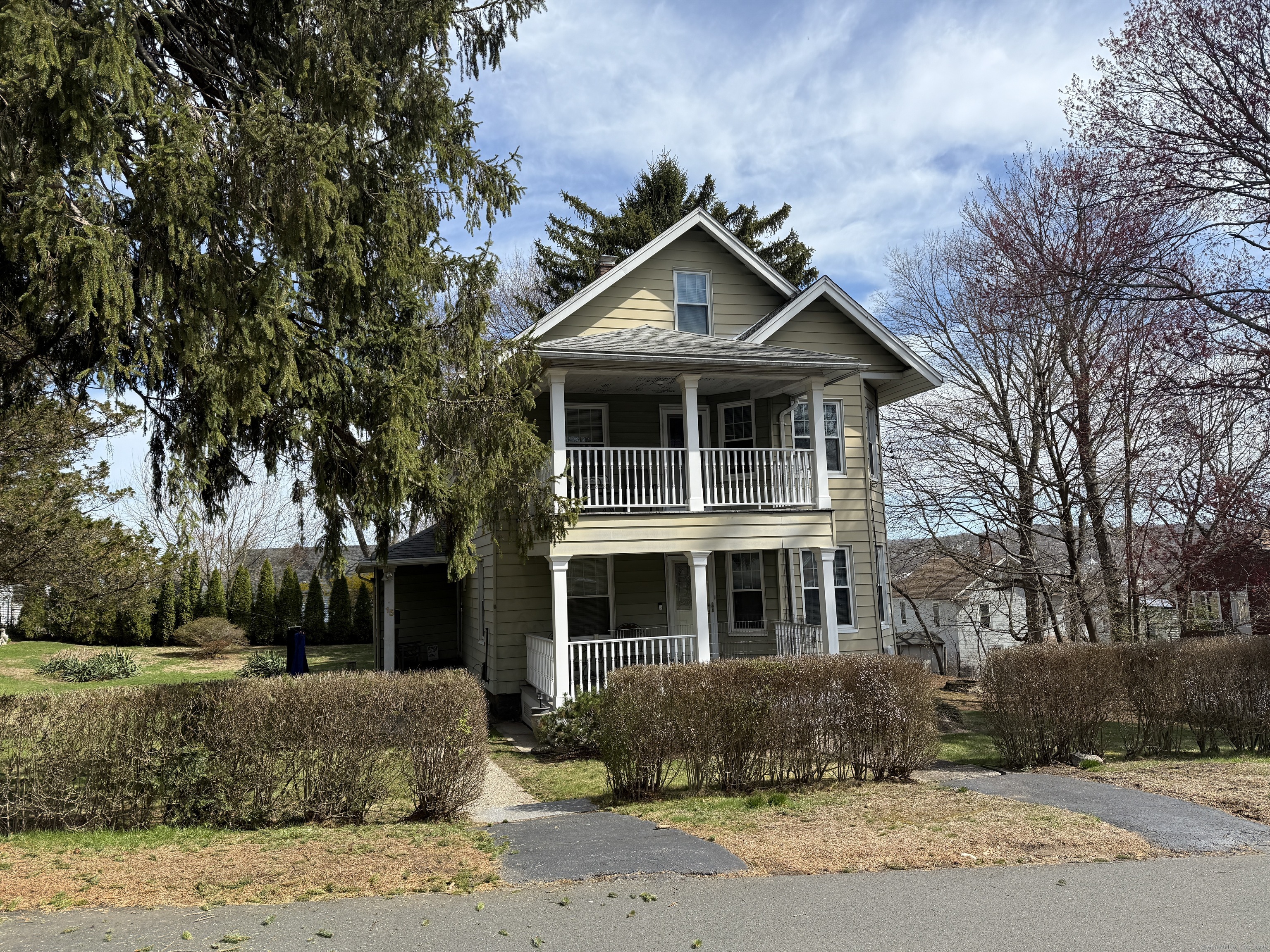 Francis Street, Naugatuck, Connecticut - 1 Bedrooms  
1 Bathrooms  
4 Rooms - 
