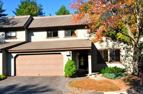 Photo of 16 Applewood Lane #16, Avon, CT 06001 (MLS # 24052750)
