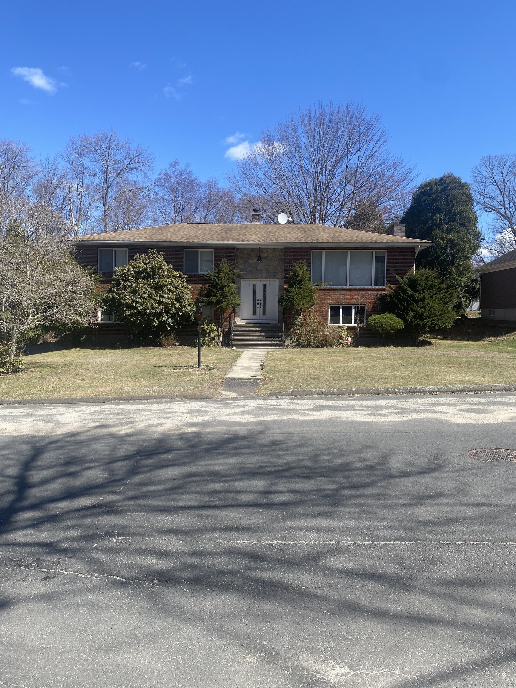 Stoddard Road, Waterbury, Connecticut - 3 Bedrooms  
3 Bathrooms  
6 Rooms - 