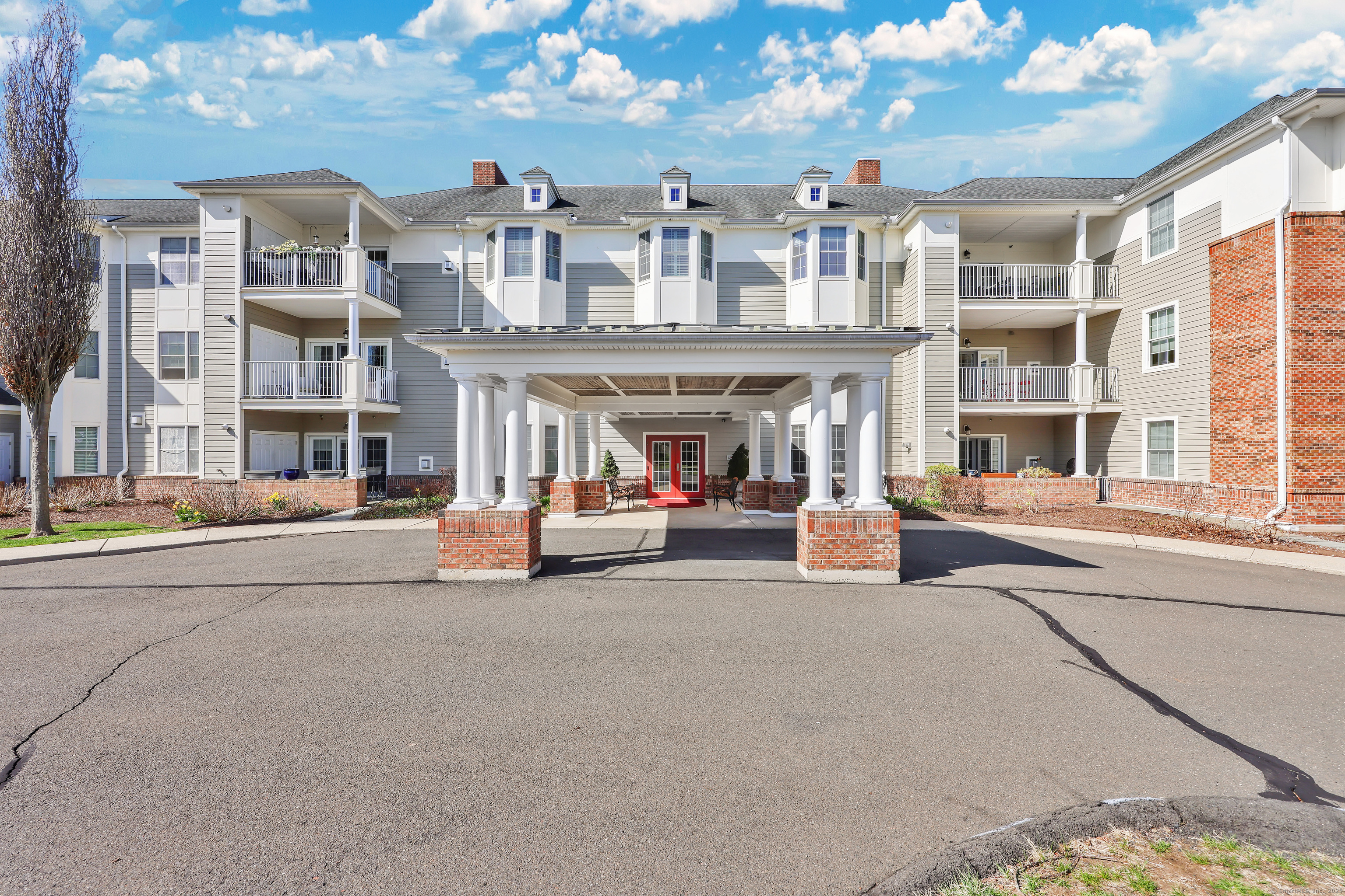 Cassandra Boulevard Apt 208, West Hartford, Connecticut - 1 Bedrooms  
2 Bathrooms  
5 Rooms - 