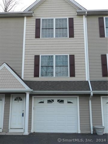 89 Chipman Street Apt 4, Waterbury, Connecticut - 2 Bedrooms  
2 Bathrooms  
4 Rooms - 