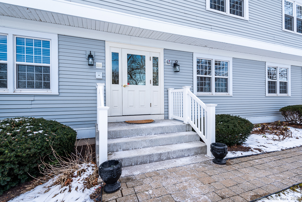 Main Street Apt 2, Essex, Connecticut - 1 Bedrooms  
1 Bathrooms  
3 Rooms - 