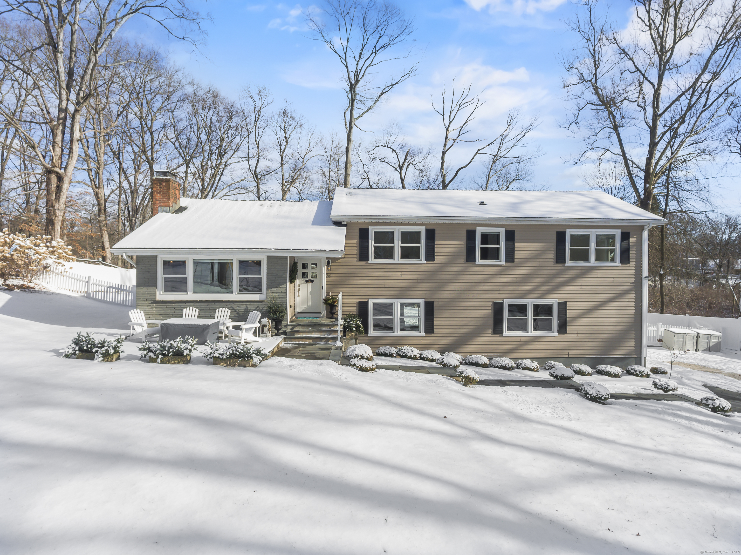 Property for Sale at 24 Stonybrook Road, Norwalk, Connecticut - Bedrooms: 4 
Bathrooms: 4.5 
Rooms: 8  - $1,150,000