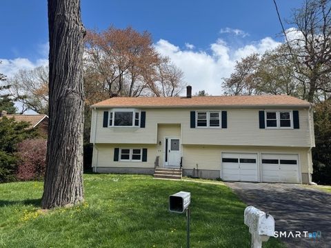 Photo of 39 Robinwood Road, Trumbull, CT 06611 (MLS # 24169360)
