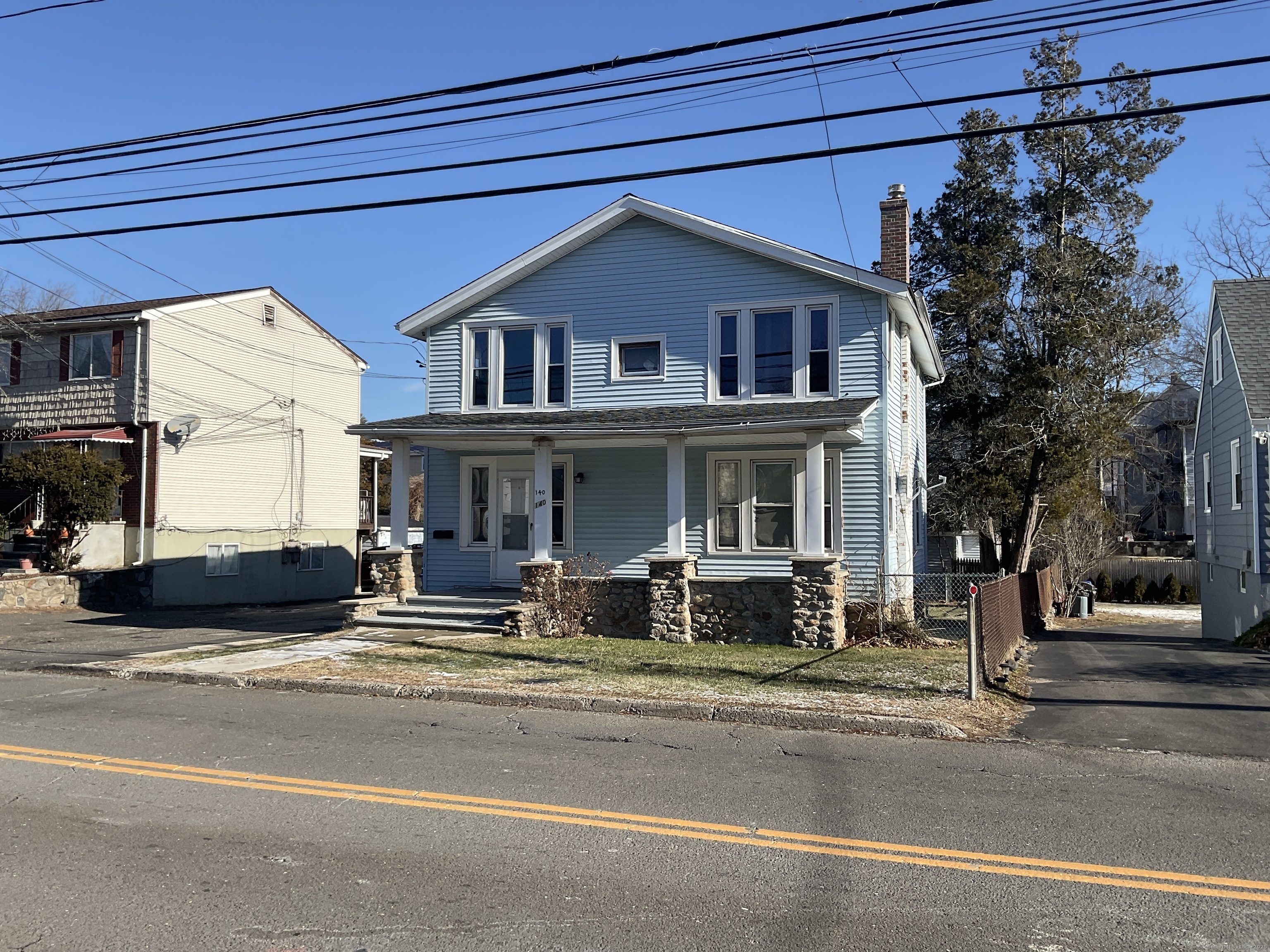 Stuart Avenue, Norwalk, Connecticut - 4 Bedrooms  
2 Bathrooms  
10 Rooms - 