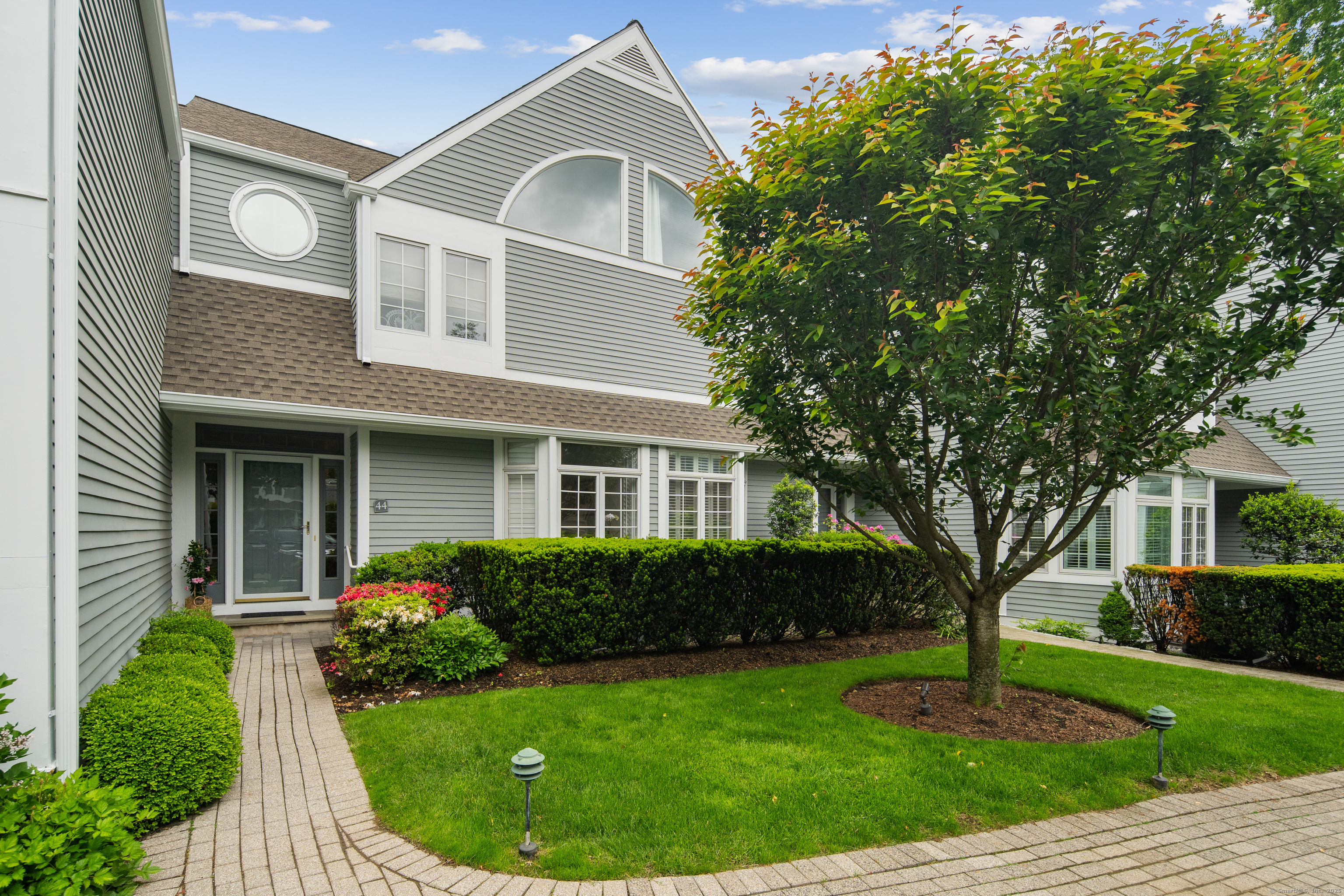 Hale Lane, Darien, Connecticut - 2 Bedrooms  
3 Bathrooms  
5 Rooms - 