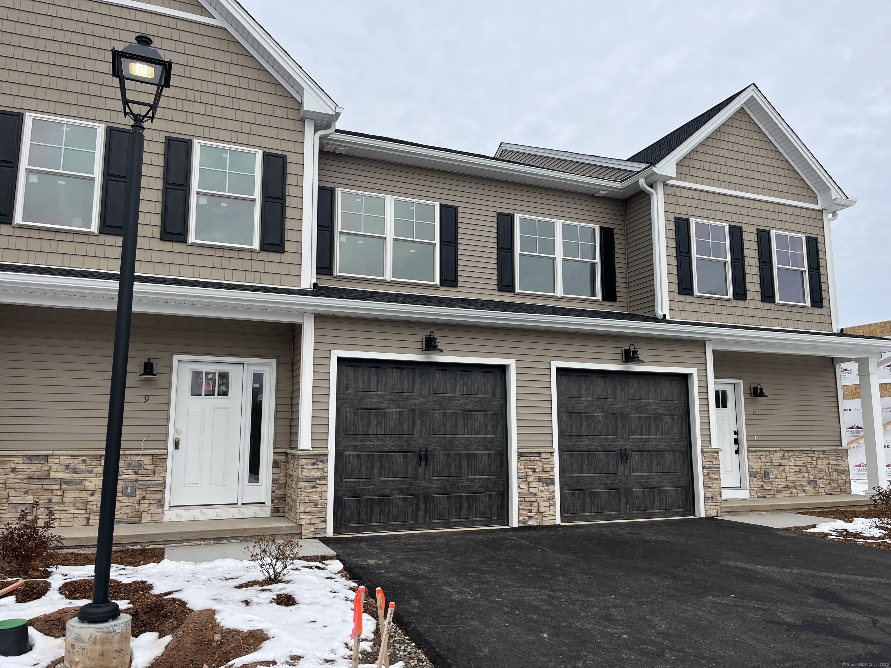 Chatsworth Court, Manchester, Connecticut - 2 Bedrooms  
3 Bathrooms  
6 Rooms - 