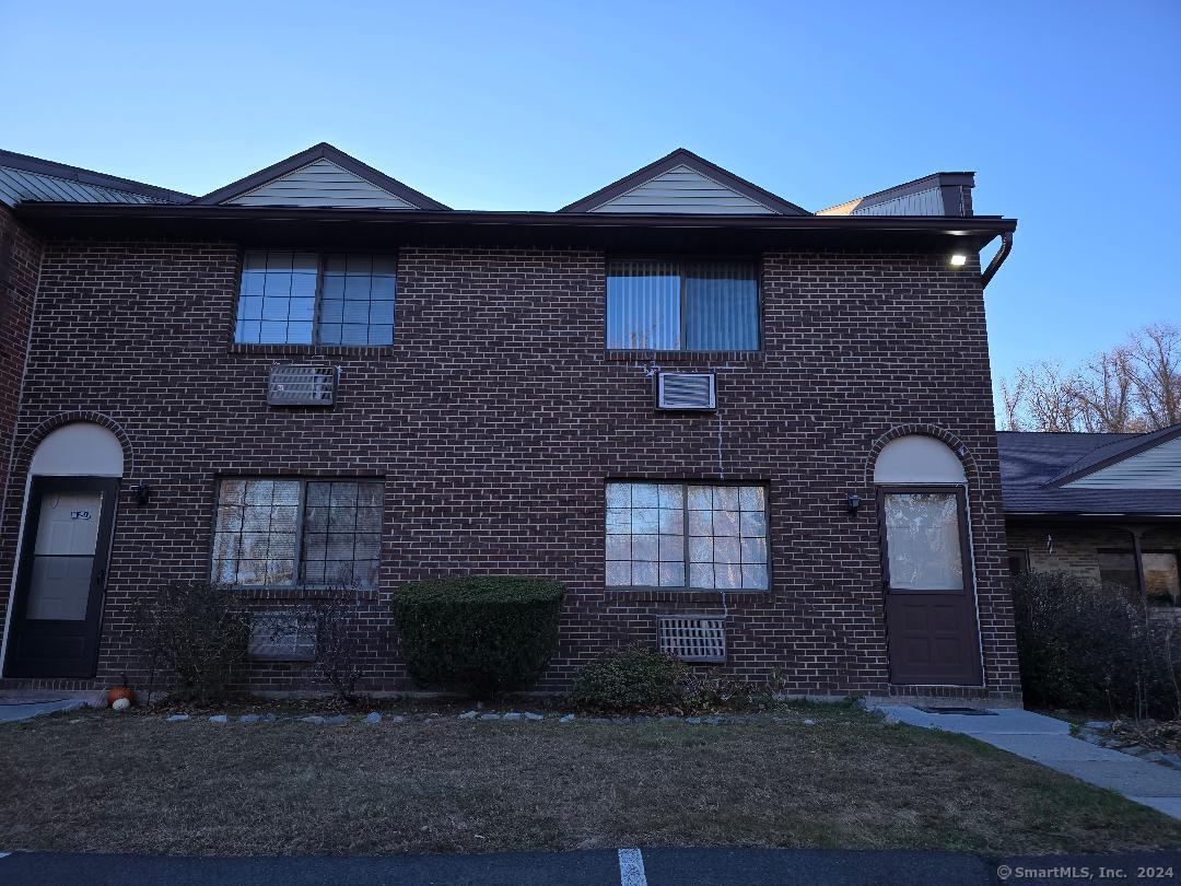 Rental Property at 100 Mark Lane F10, Waterbury, Connecticut - Bedrooms: 2 
Bathrooms: 2 
Rooms: 4  - $1,350 MO.