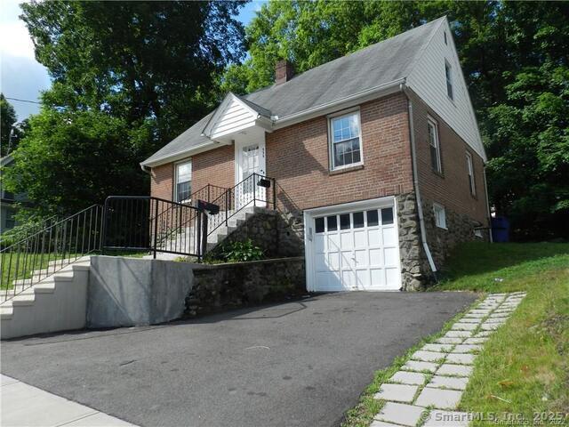 Chase Avenue, Waterbury, Connecticut - 3 Bedrooms  
1 Bathrooms  
6 Rooms - 