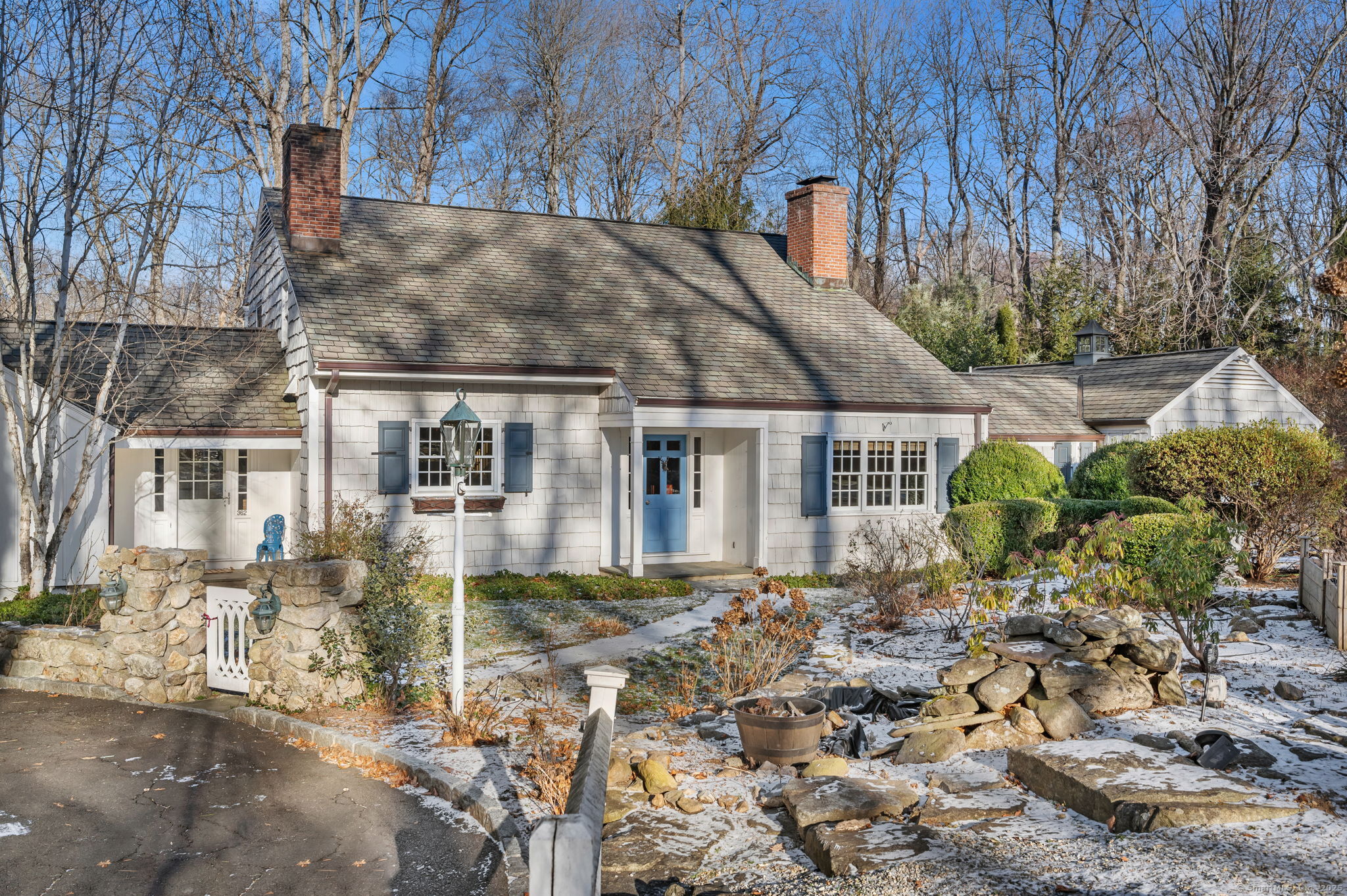 Hollow Tree Ridge Road, Darien, Connecticut - 4 Bedrooms  
4 Bathrooms  
8 Rooms - 