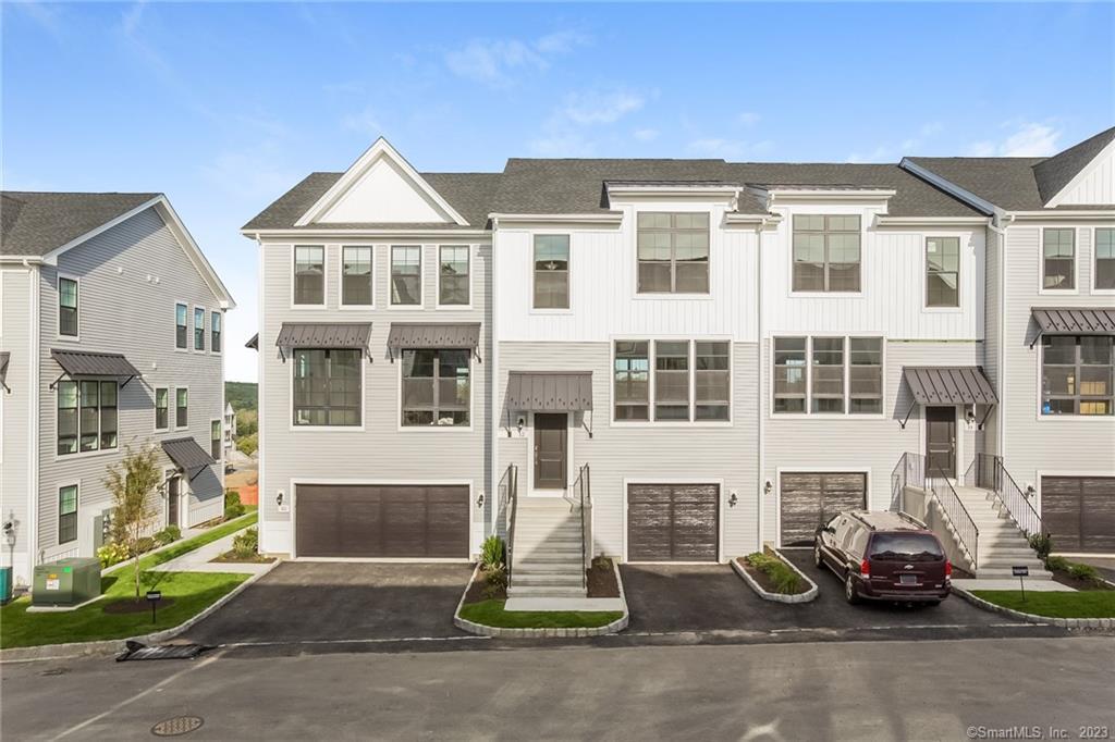 Rental Property at Brentwood Circle 46, Danbury, Connecticut - Bedrooms: 3 
Bathrooms: 3 
Rooms: 6  - $4,600 MO.