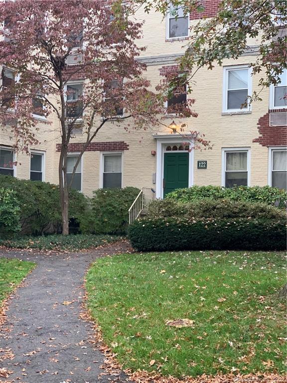 Photo 1 of 122 Woodside Green 2A, Stamford, Connecticut, $1,550, Web #: 170350251