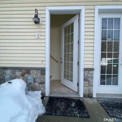 Apartment For Rent - 157 W Main Street #4<br/> East Lyme, CT 06357
