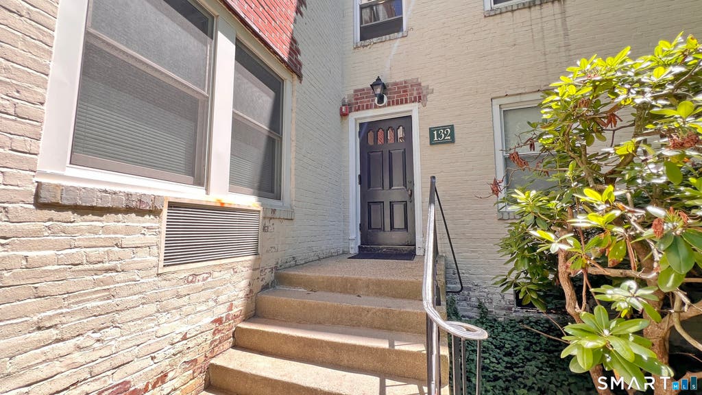 Photo of 132 Woodside Green Street #1C, Stamford, CT 06905 (MLS # 24189428)
