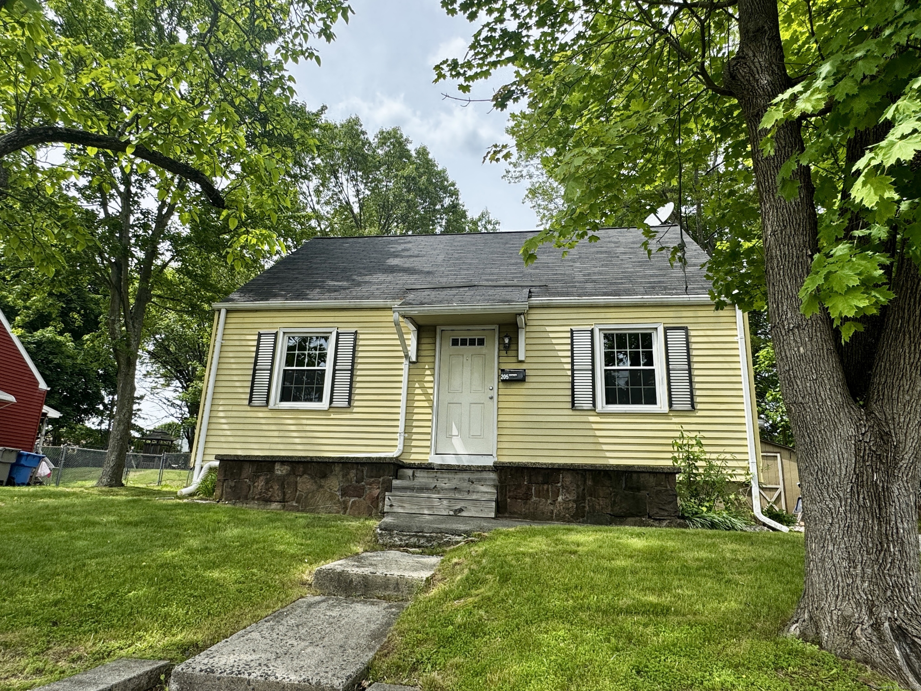 Bayberry Drive, Bristol, Connecticut - 3 Bedrooms  
1 Bathrooms  
7 Rooms - 