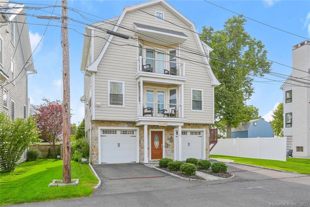 Penfield Place, Fairfield, Connecticut - 4 Bedrooms  
3 Bathrooms  
6 Rooms - 
