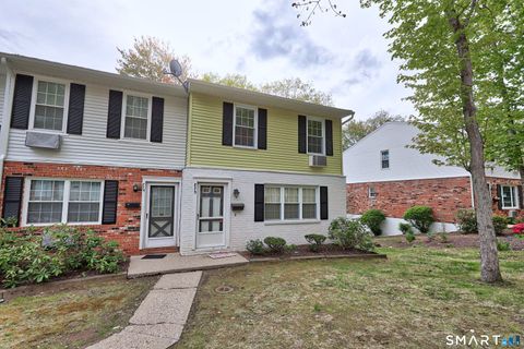 Photo of 75 Hunter Court #E75, Torrington, CT 06790 (MLS # 24173835)