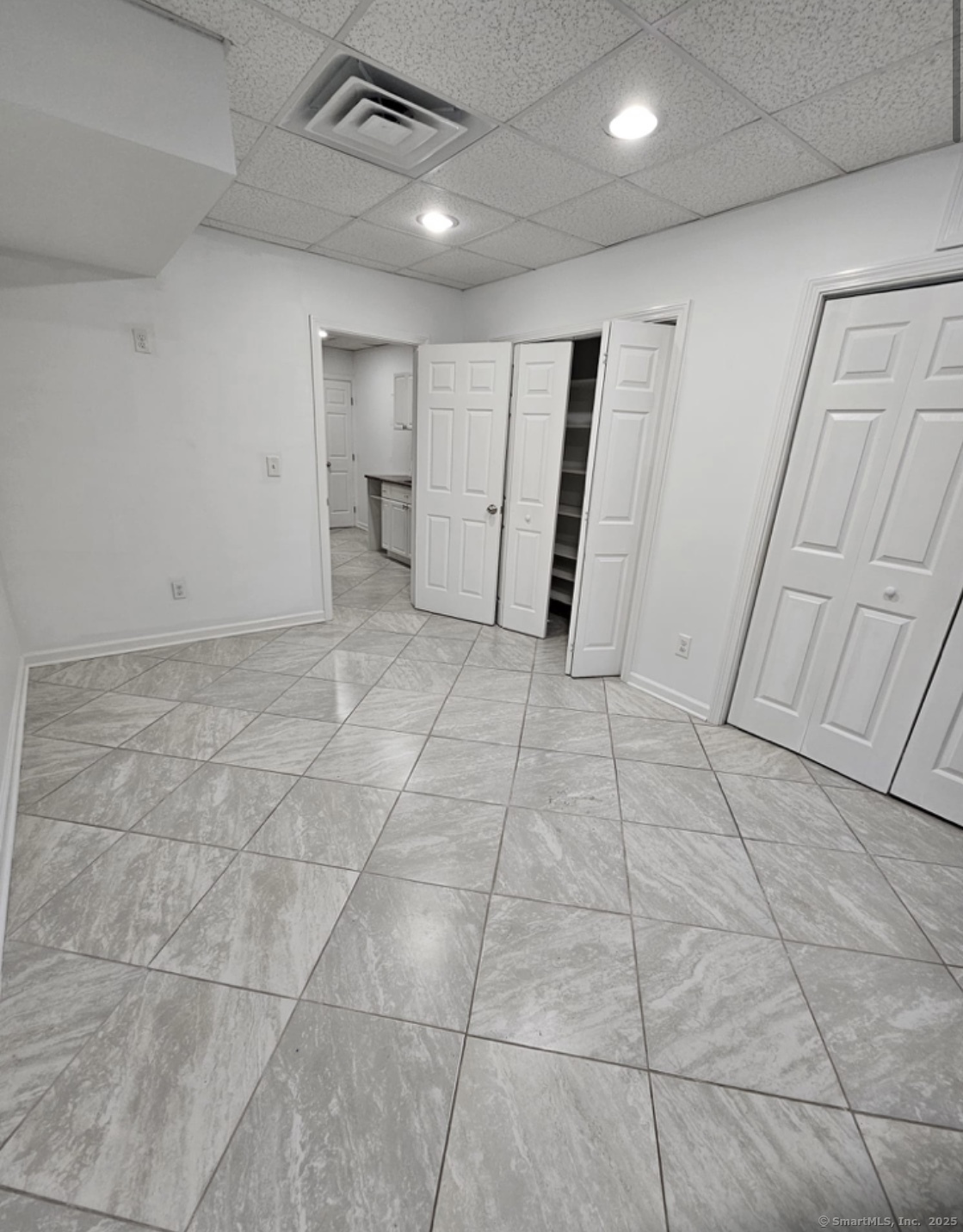 Jewett Avenue, Bridgeport, Connecticut - 1 Bedrooms  
1 Bathrooms  
3 Rooms - 