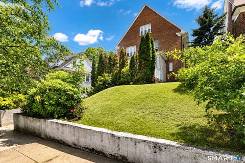Photo of 160 Goffe Terrace, New Haven, CT 06511 (MLS # 24182803)
