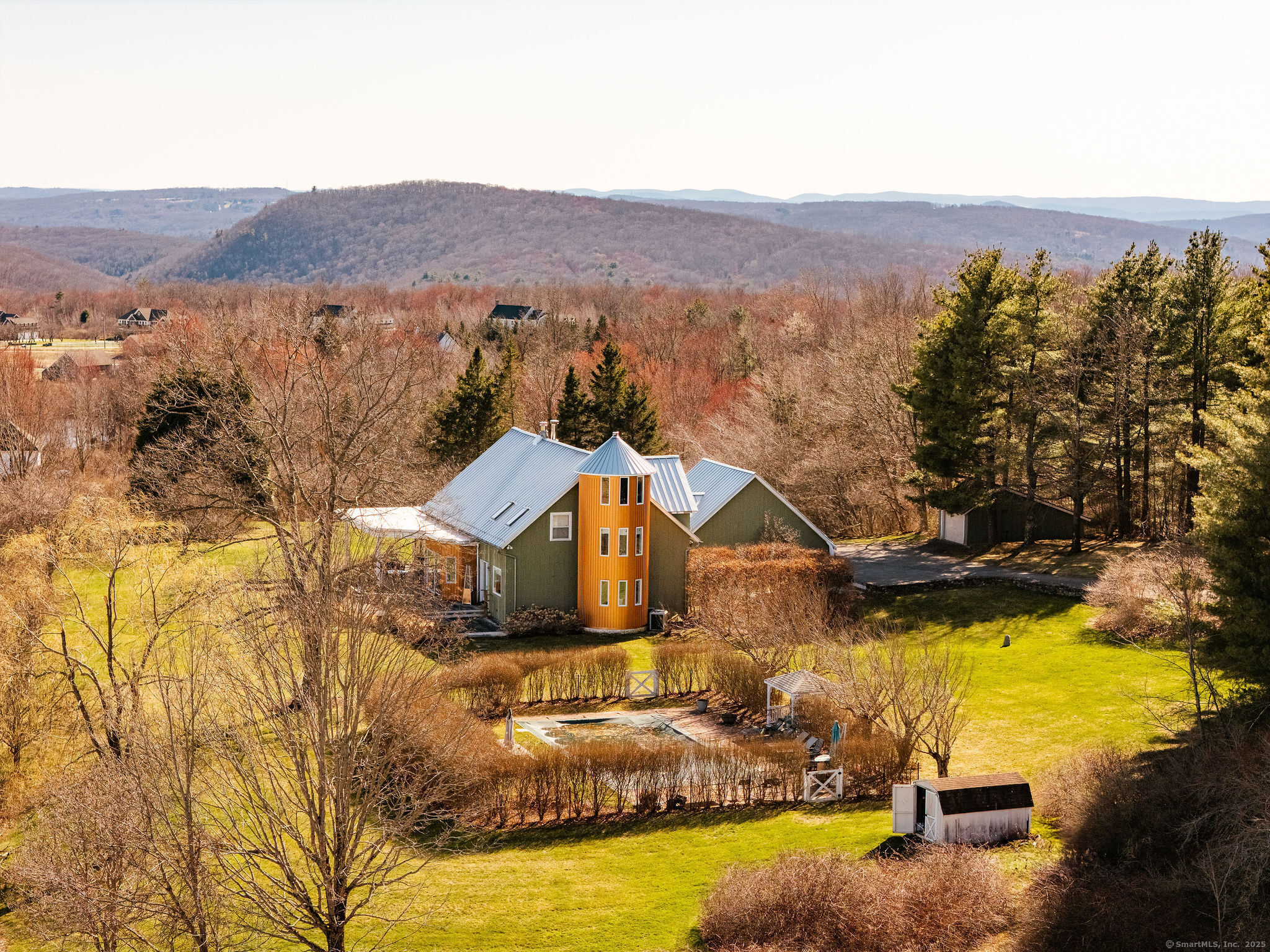 Old Mount Tom Road, Litchfield, Connecticut - 3 Bedrooms  
3 Bathrooms  
7 Rooms - 