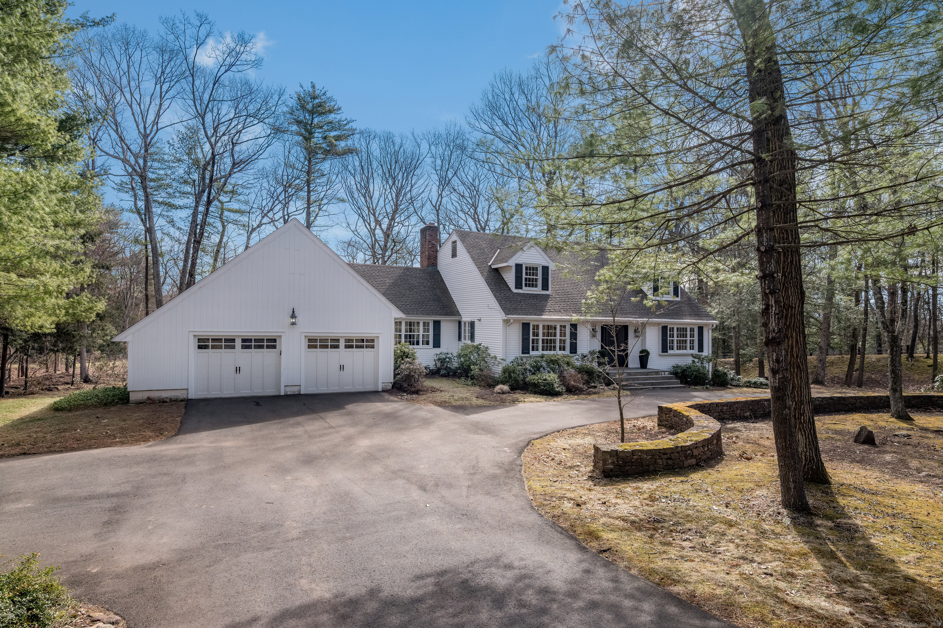 Cotswold Way, Avon, Connecticut - 4 Bedrooms  
4 Bathrooms  
9 Rooms - 