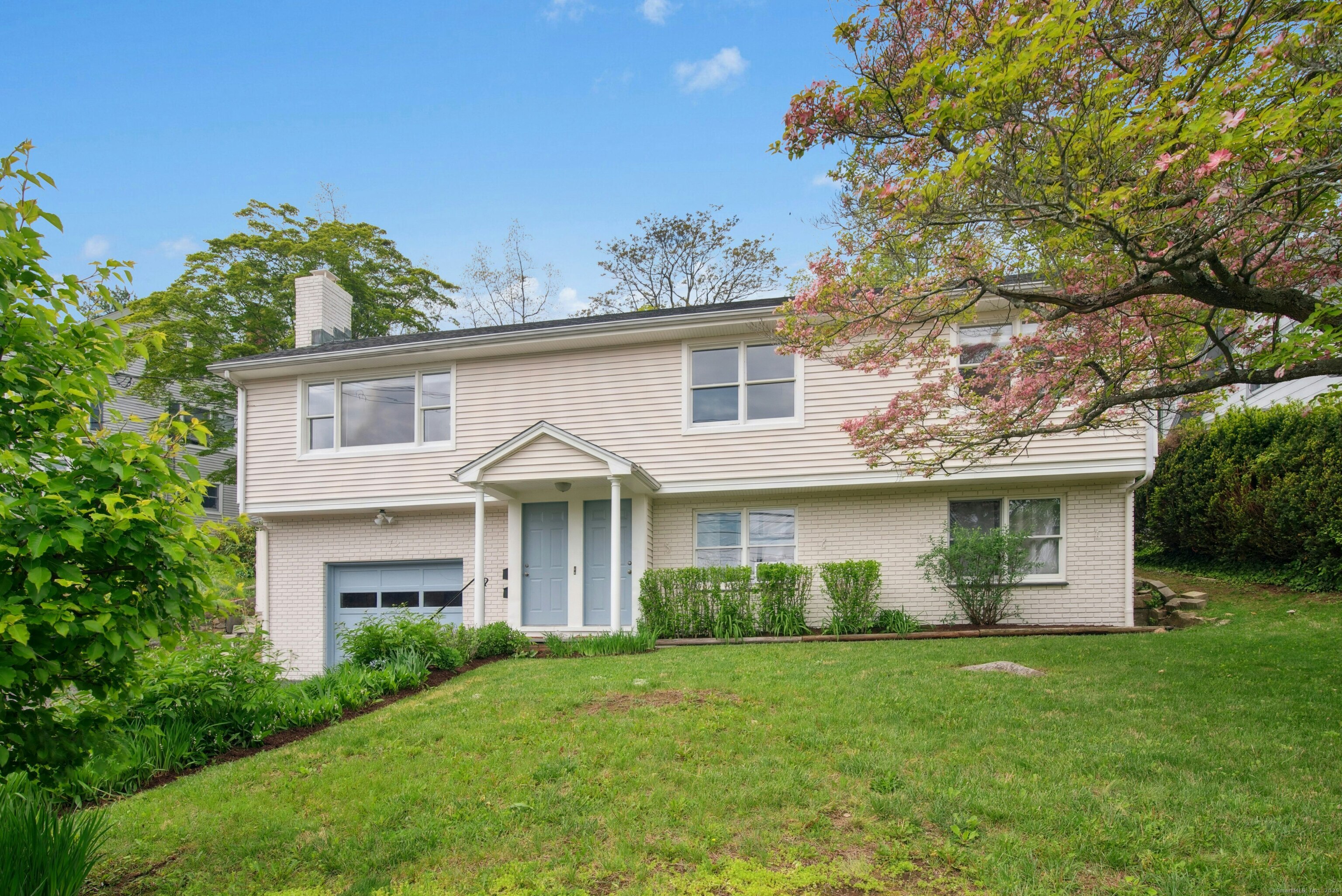Locust Avenue, New Canaan, Connecticut - 3 Bedrooms  
2 Bathrooms  
6 Rooms - 