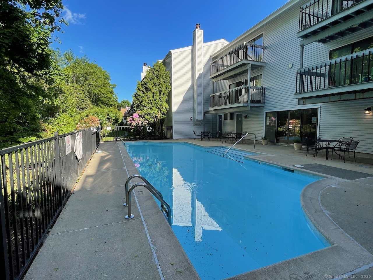 Riverside Avenue 3B, Stamford, Connecticut - 2 Bedrooms  
2 Bathrooms  
7 Rooms - 