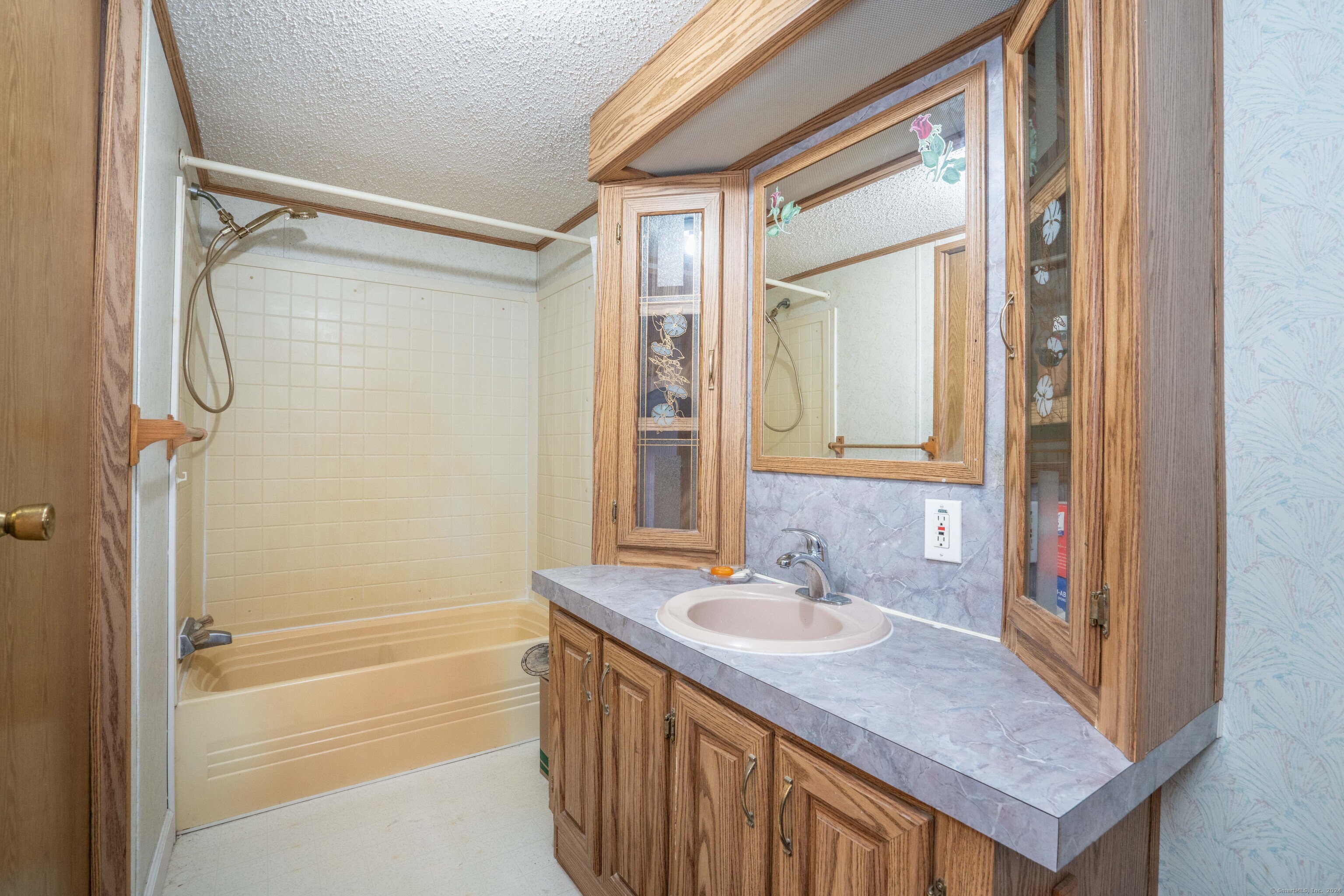 Bristol, Connecticut 06010, United States, 2 Bedrooms Bedrooms, ,1 BathroomBathrooms,Residential,Active,234430