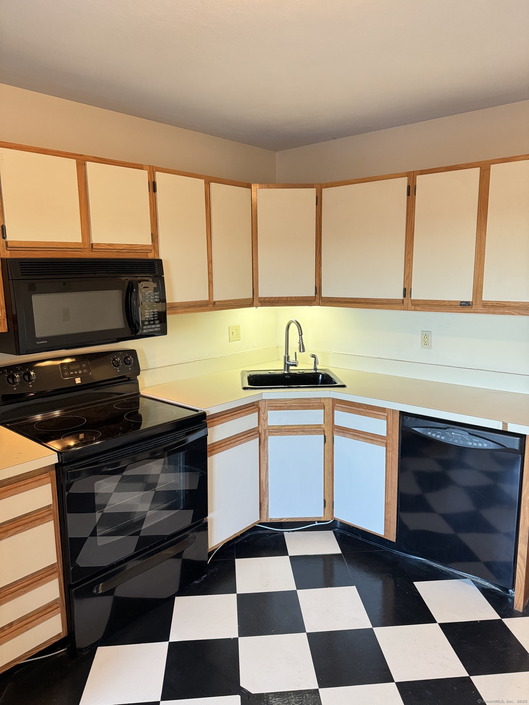 Chipman Street Apt 6, Waterbury, Connecticut - 1 Bedrooms  
1 Bathrooms  
3 Rooms - 