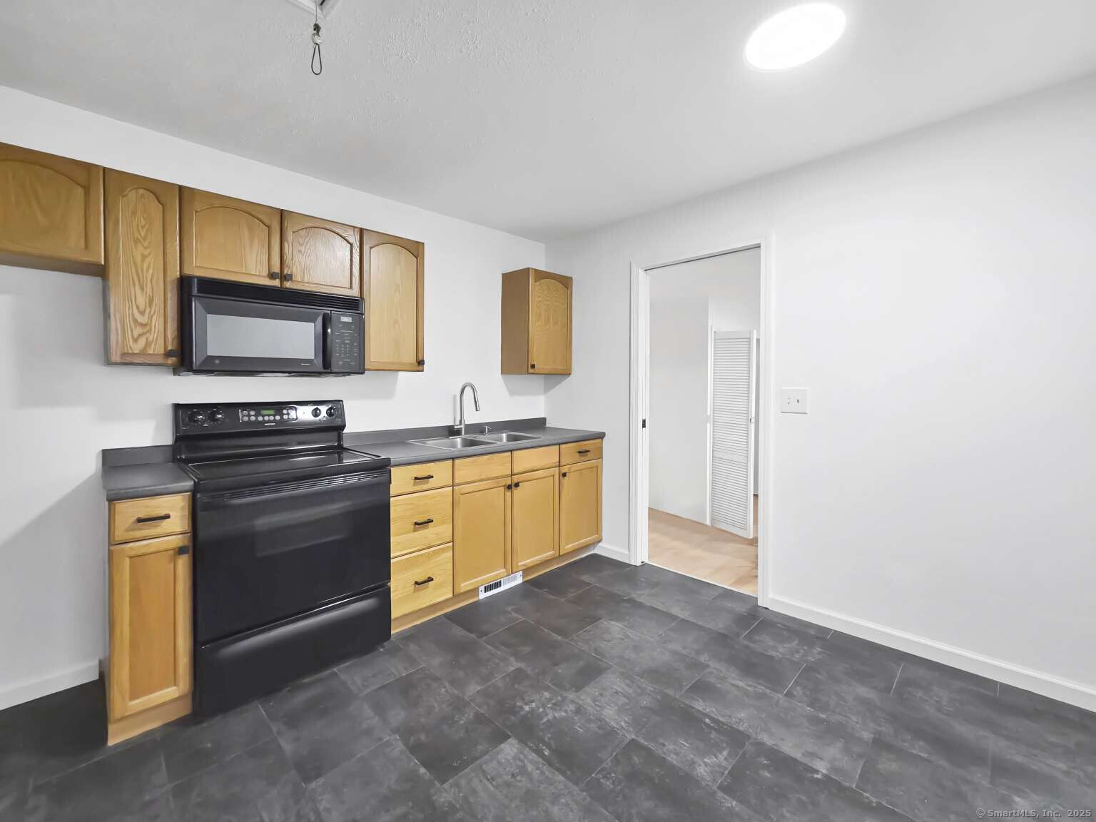 100 Hollister Drive, East Hartford, Connecticut image 6