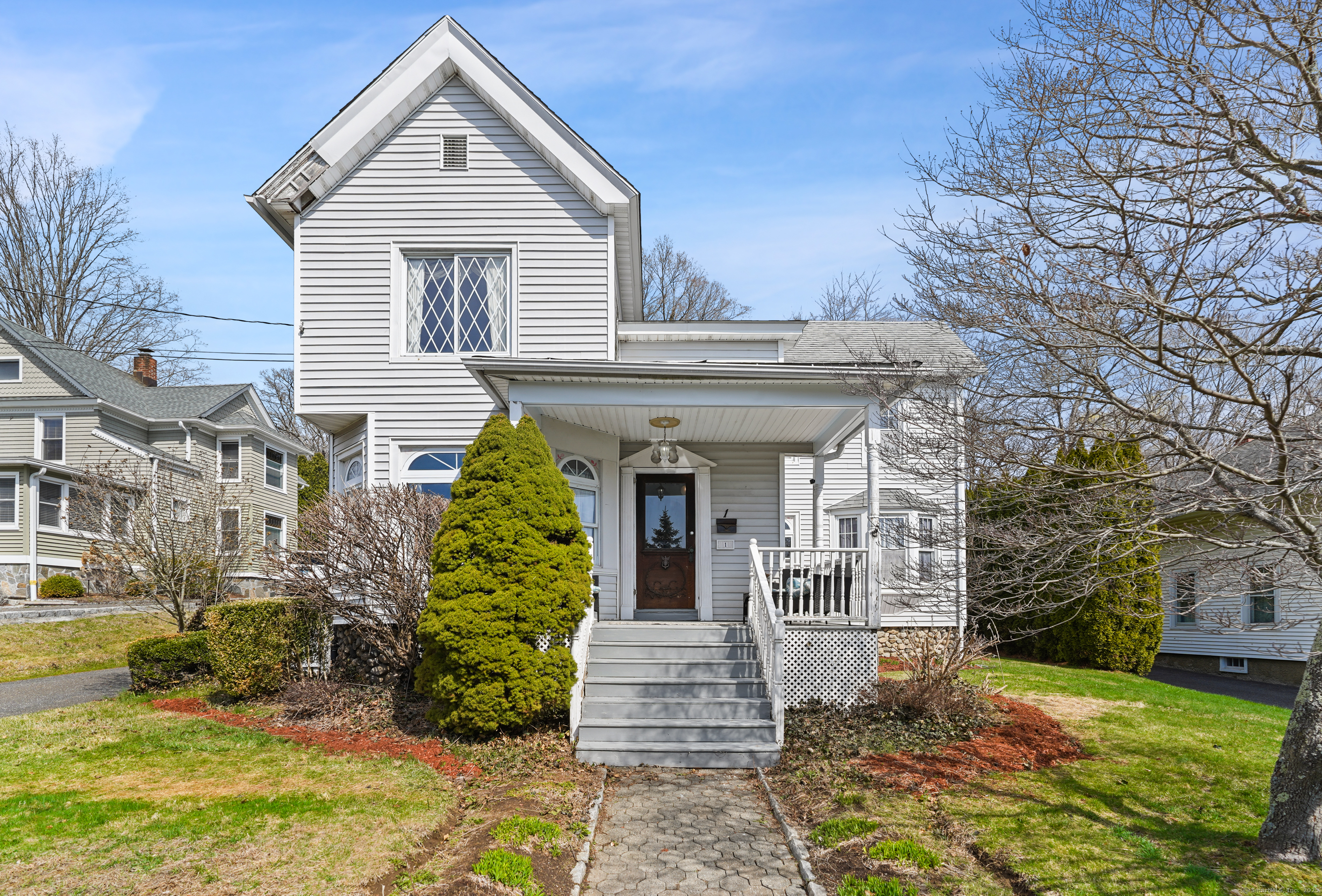 Maple Street, New Milford, Connecticut - 3 Bedrooms  
2 Bathrooms  
8 Rooms - 