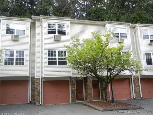 Summer Street 11, Southington, Connecticut - 2 Bedrooms  
2 Bathrooms  
4 Rooms - 