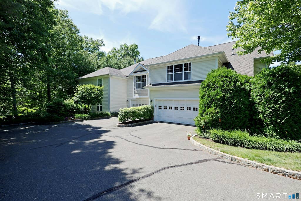 Photo of 25 Franklin Court #25, Newtown, CT 06470 (MLS # 24183115)