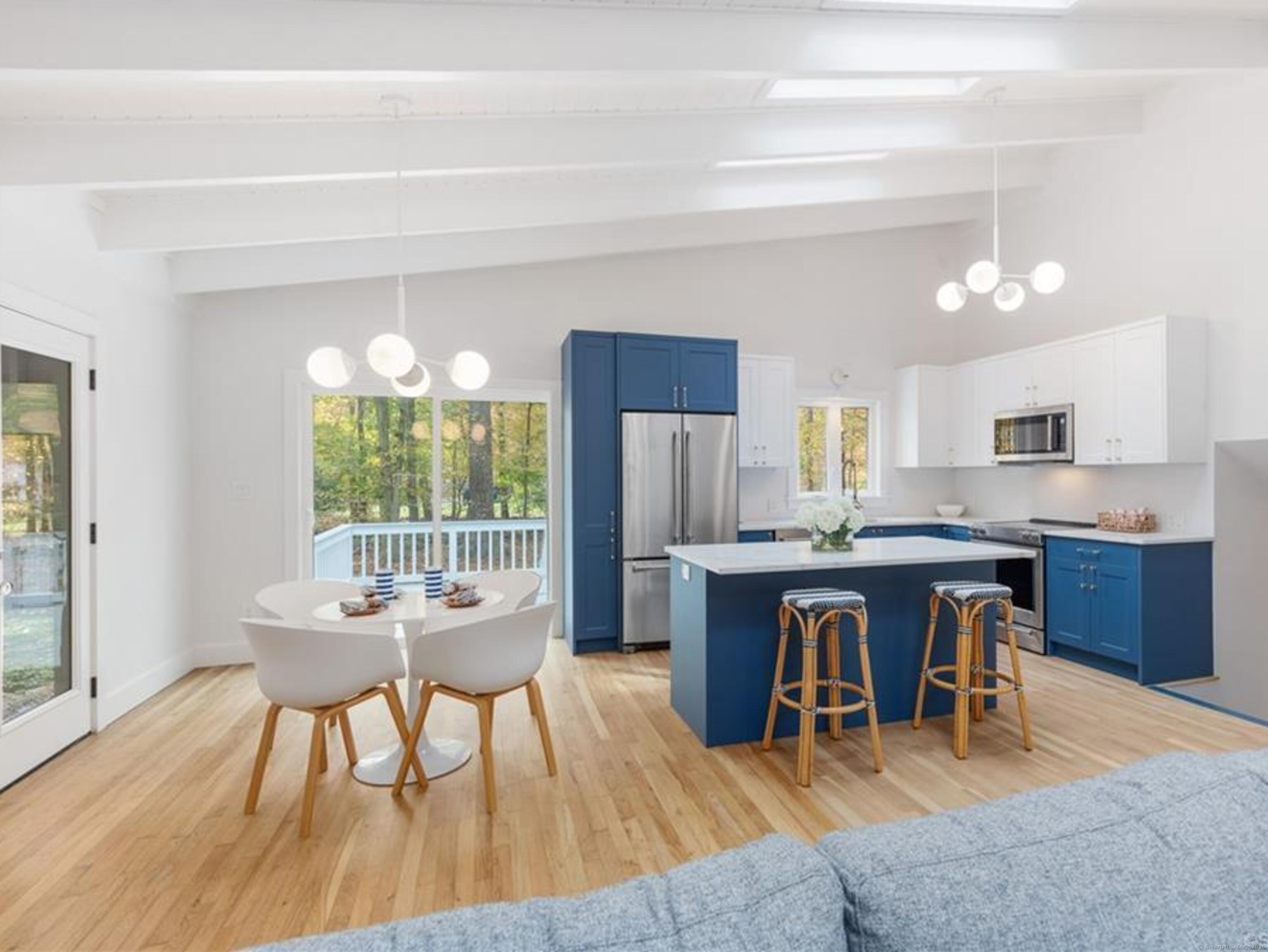 Half Mile Common, Westport, Connecticut - 3 Bedrooms  
2 Bathrooms  
6 Rooms - 
