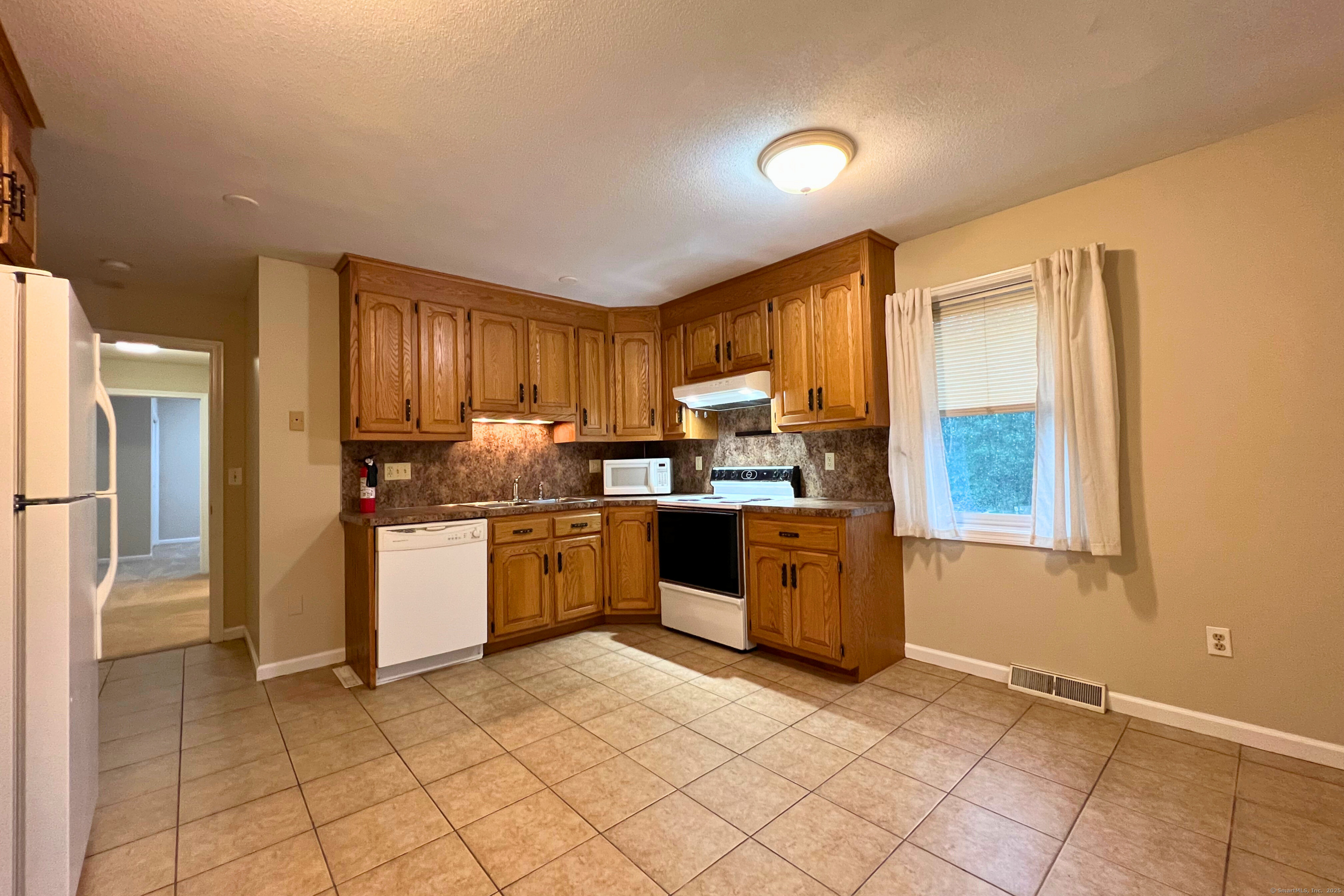Saybrook Road 1B, Middletown, Connecticut - 1 Bedrooms  
2 Bathrooms  
5 Rooms - 