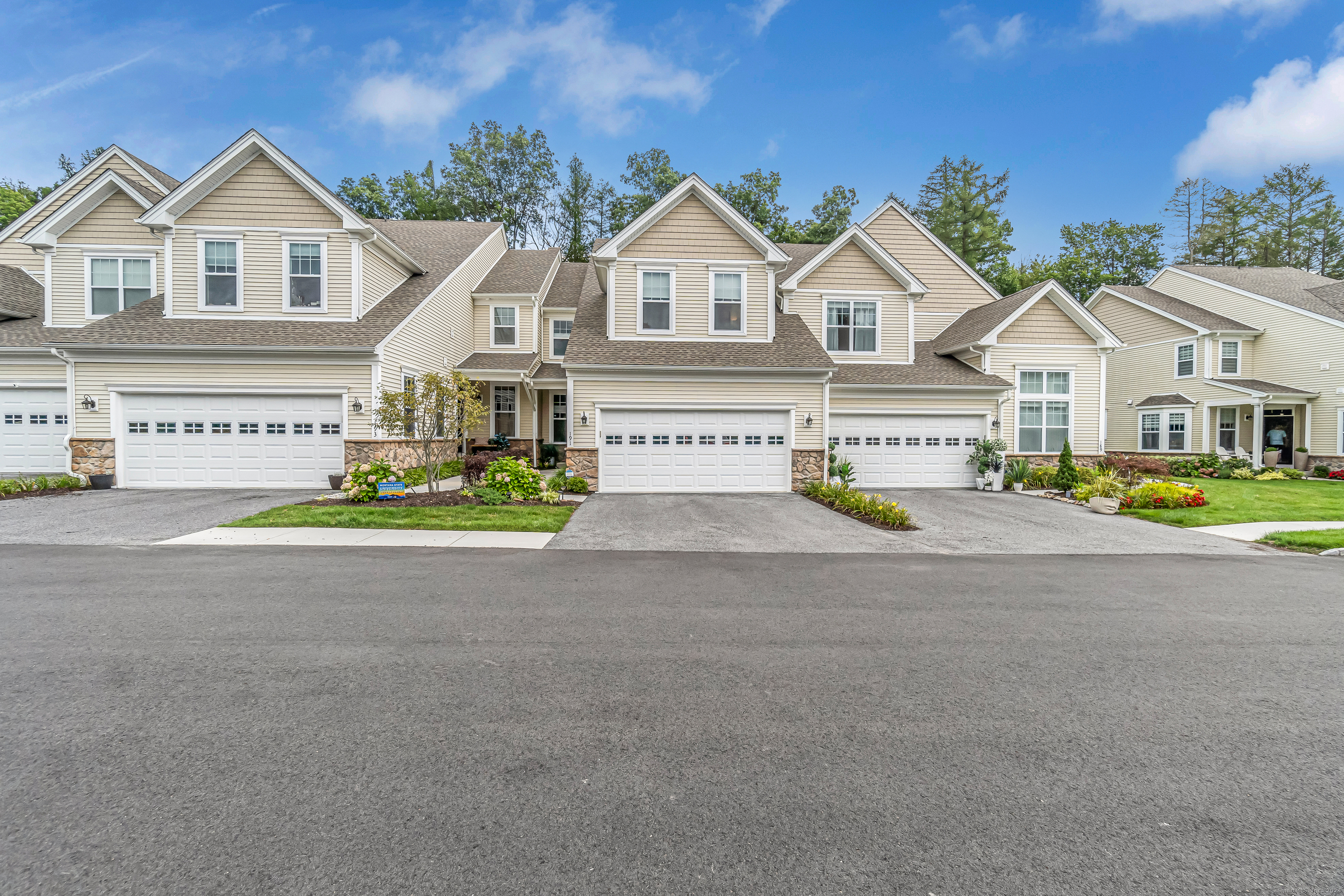 Property for Sale at Ridgewood Drive 191, Middlebury, Connecticut - Bedrooms: 3 
Bathrooms: 3 
Rooms: 8  - $629,999