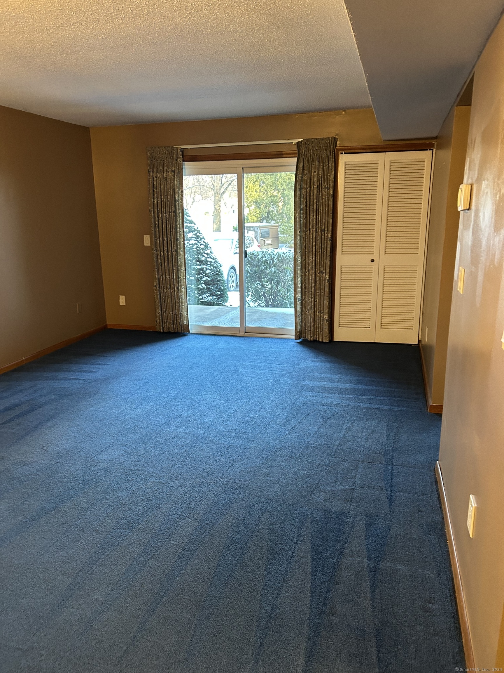 Rental Property at 409 Twin Circle Drive, South Windsor, Connecticut - Bedrooms: 1 
Bathrooms: 1 
Rooms: 3  - $1,750 MO.