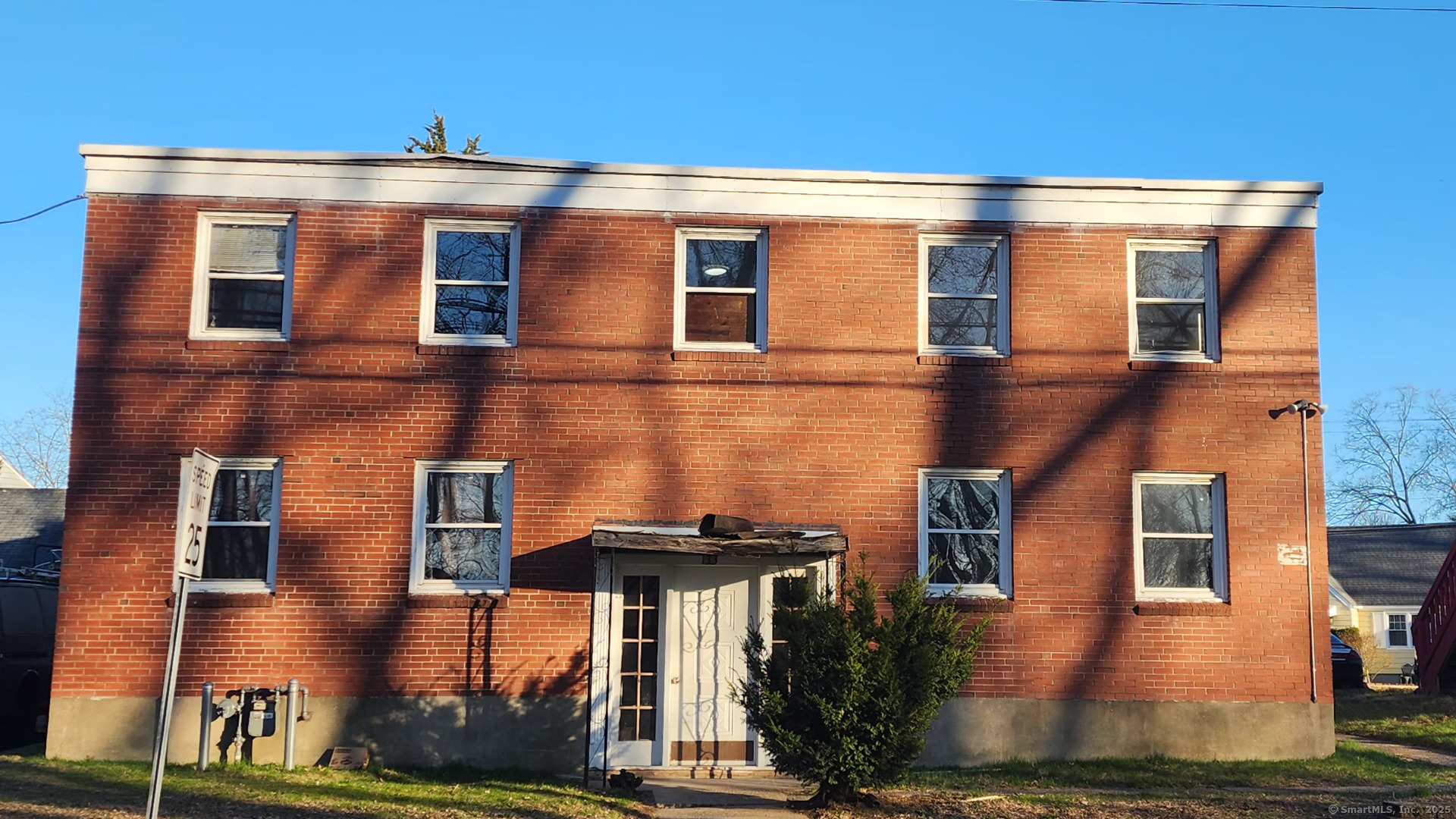 Prospect Street B1, East Hartford, Connecticut - 2 Bedrooms  
1 Bathrooms  
5 Rooms - 