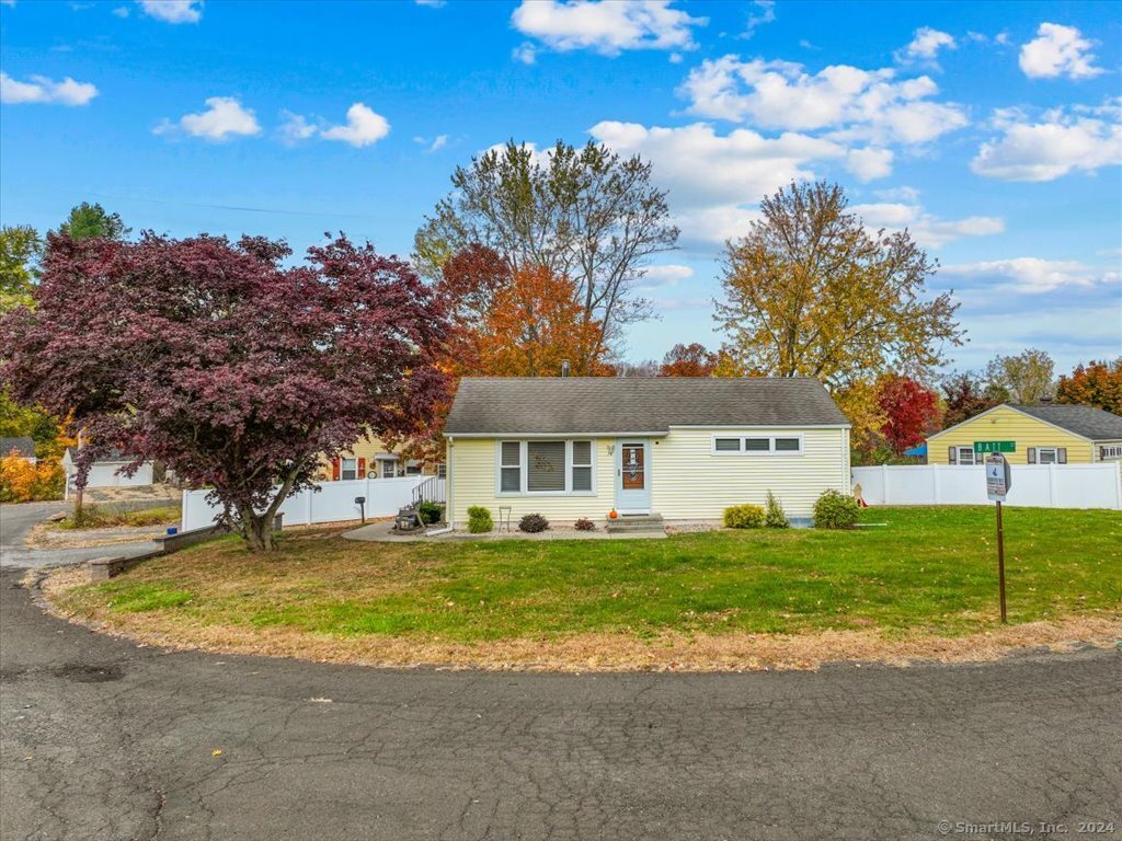 Spencer Drive, Middletown, Connecticut - 3 Bedrooms  
2 Bathrooms  
6 Rooms - 