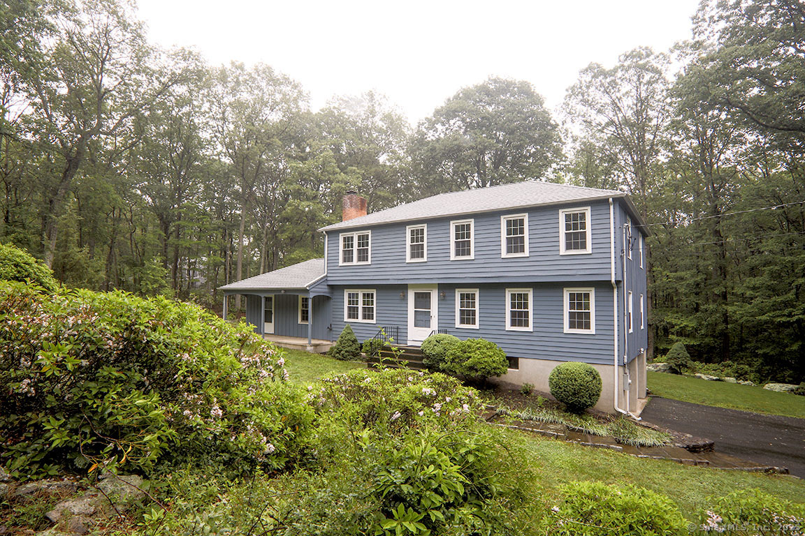 Ledgewood Drive, Wilton, Connecticut - 4 Bedrooms  
3 Bathrooms  
9 Rooms - 