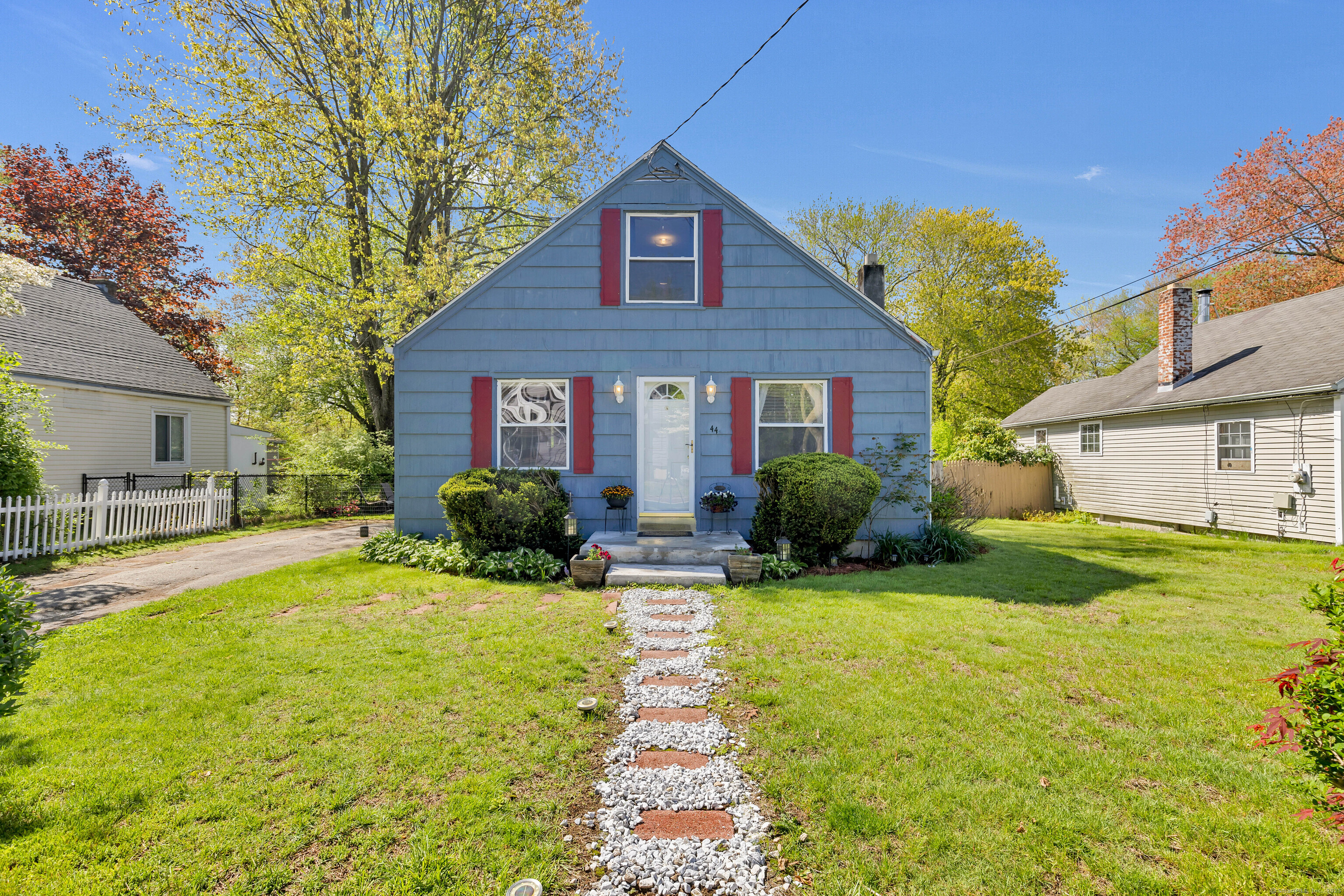 Monroe Street, Waterford, Connecticut - 3 Bedrooms  
1 Bathrooms  
6 Rooms - 