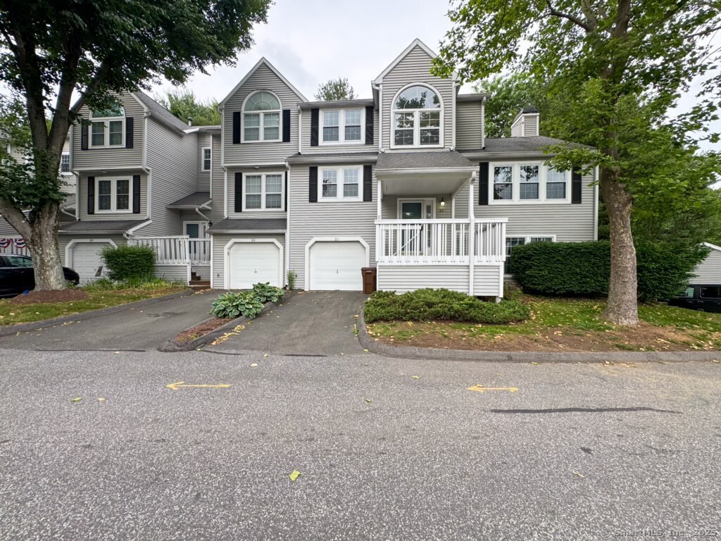 Rivendell Drive 21, Shelton, Connecticut - 3 Bedrooms  
3 Bathrooms  
5 Rooms - 