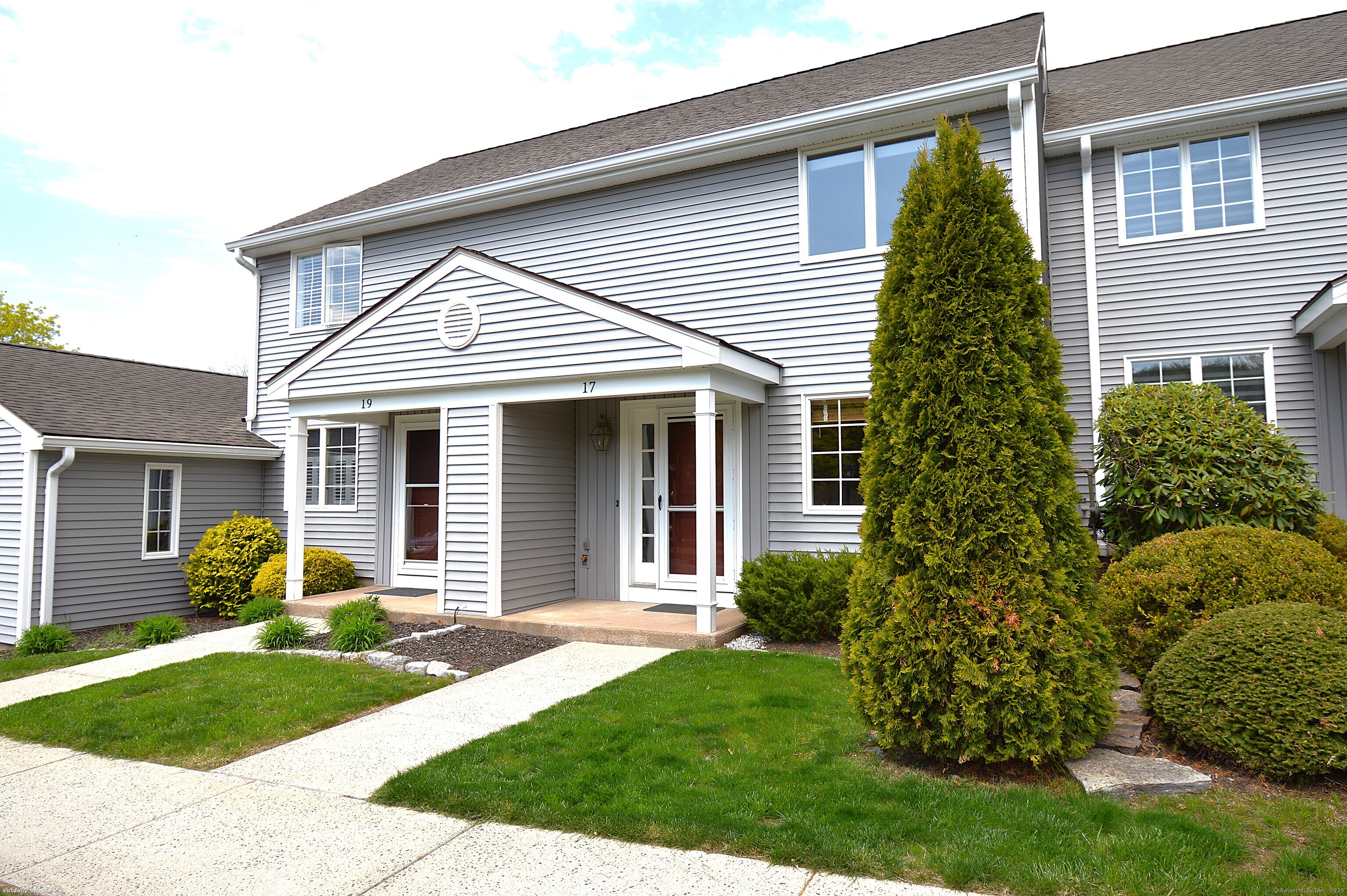 Copley Road 17, Glastonbury, Connecticut - 2 Bedrooms  
2 Bathrooms  
4 Rooms - 