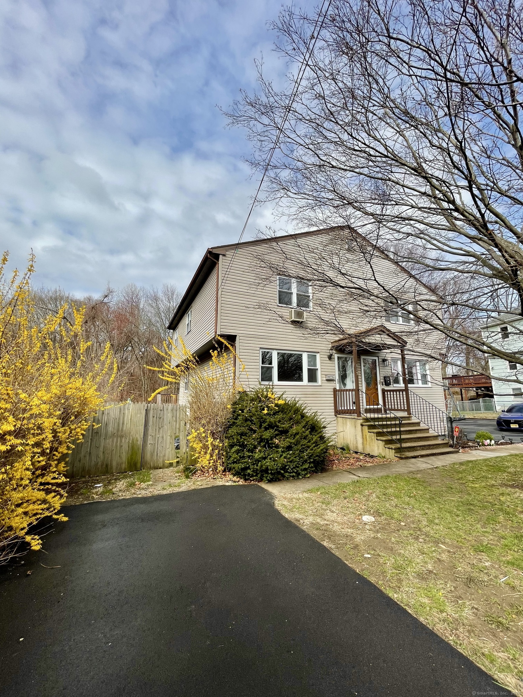 Pond Street, Bridgeport, Connecticut - 3 Bedrooms  
2 Bathrooms  
6 Rooms - 