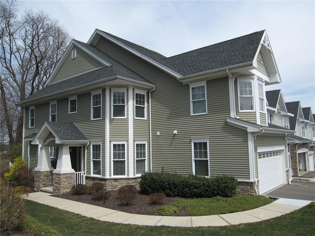 Lawrence Avenue 24, Danbury, Connecticut - 3 Bedrooms  
3 Bathrooms  
8 Rooms - 